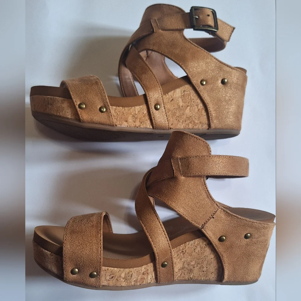Very G Vector Shimmer Tan Studded Buckle Up Wedge Sandals Size 9 Soft Cushion - Picture 4 of 10